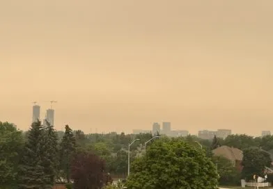 Smoke clouds cover Markham, Environment Canada issues warning